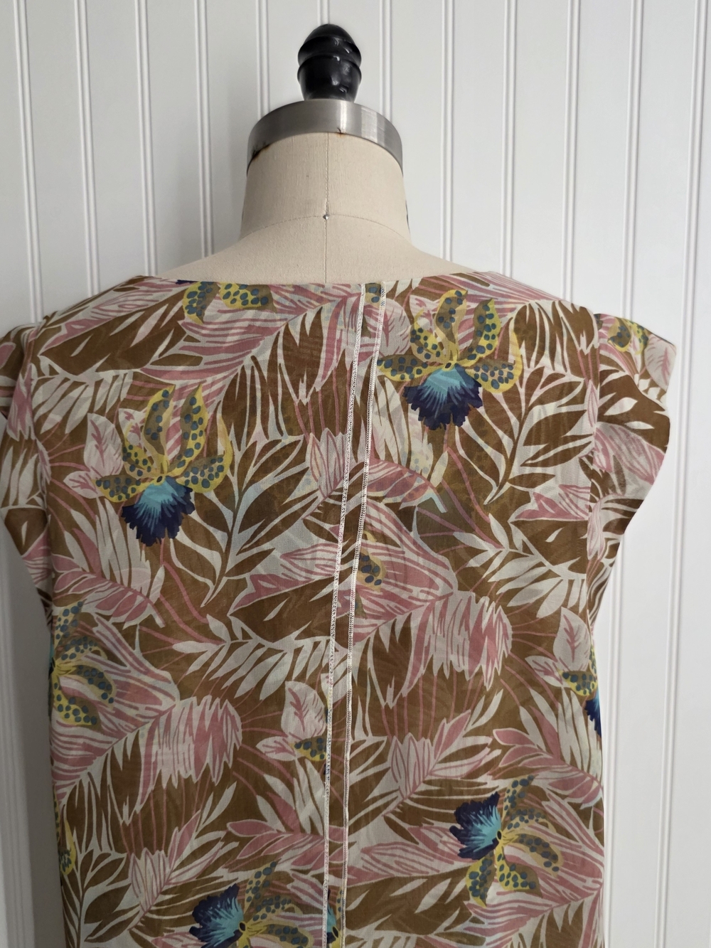 CAbi Floral Sleeveless Blouse  Lightweight & Flowy Cap-Sleeve Size L - Picture 10 of 12